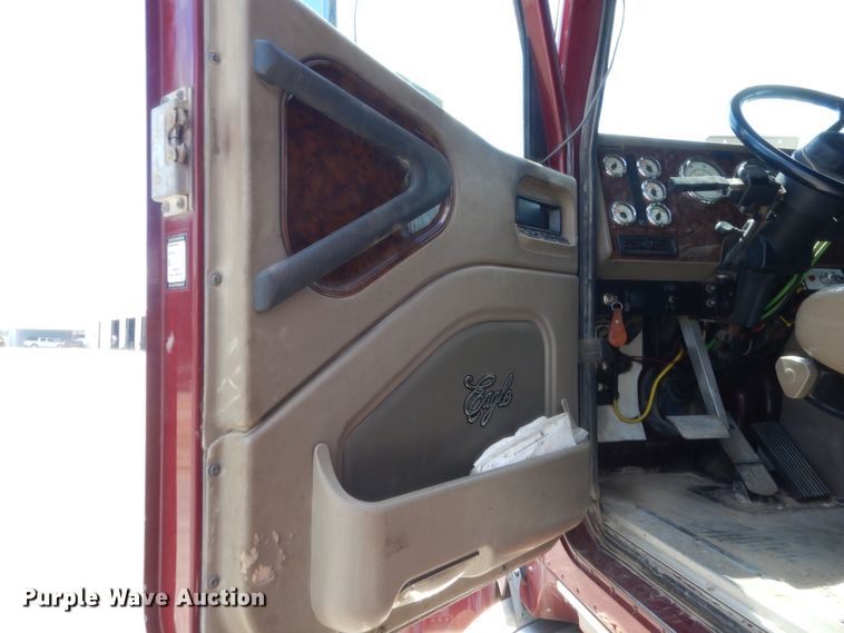 image for item HB9283 2006 International 9900i  semi truck