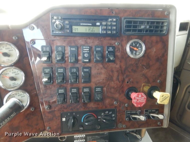 image for item HB9283 2006 International 9900i  semi truck