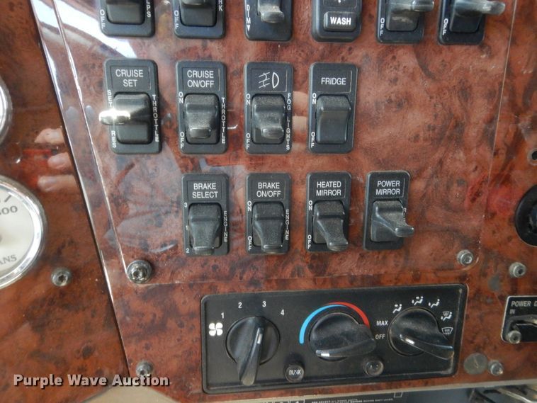 image for item HB9283 2006 International 9900i  semi truck