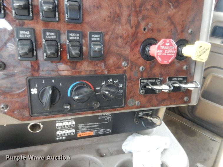 image for item HB9283 2006 International 9900i  semi truck