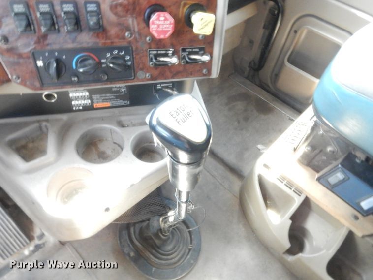 image for item HB9283 2006 International 9900i  semi truck