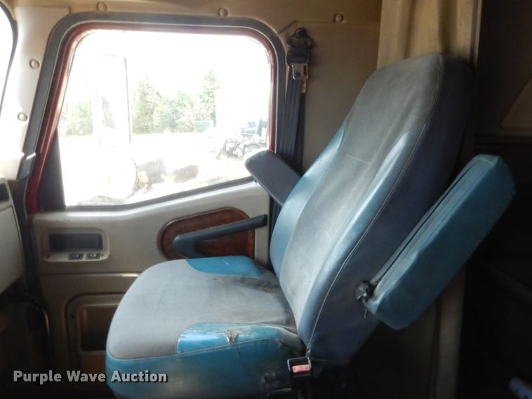 image for item HB9283 2006 International 9900i  semi truck