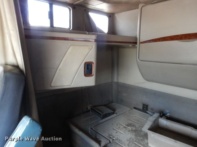 image for item HB9283 2006 International 9900i  semi truck