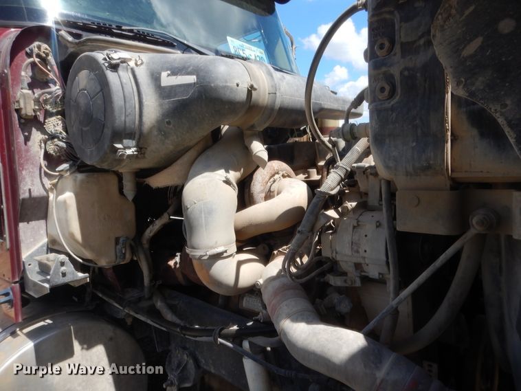 image for item HB9283 2006 International 9900i  semi truck