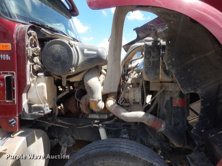 image for item HB9283 2006 International 9900i  semi truck