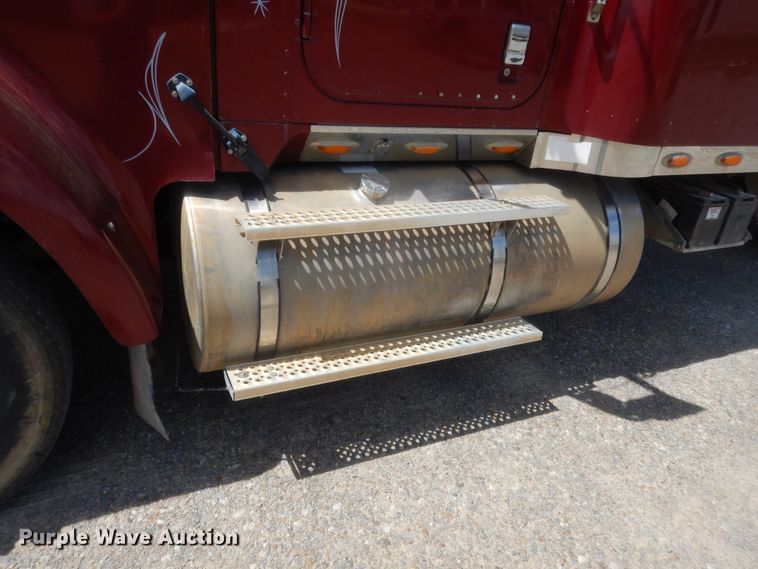 image for item HB9283 2006 International 9900i  semi truck