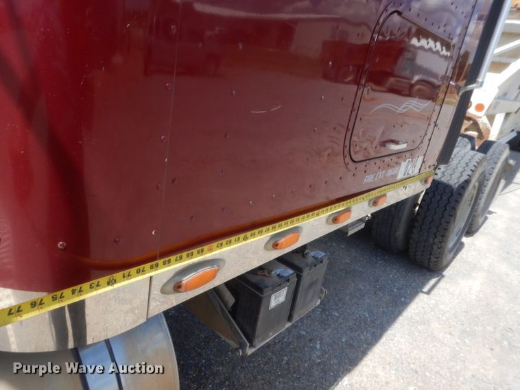 image for item HB9283 2006 International 9900i  semi truck