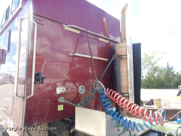 image for item HB9283 2006 International 9900i  semi truck