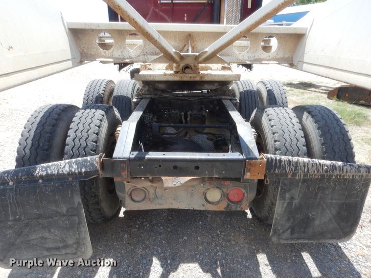 image for item HB9283 2006 International 9900i  semi truck