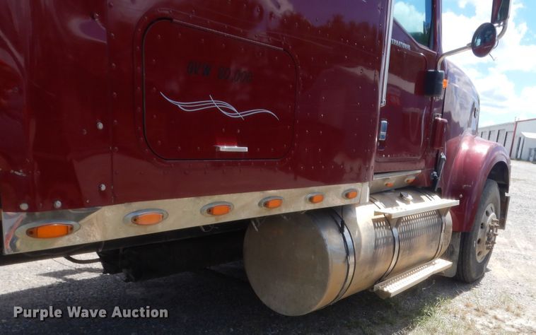 image for item HB9283 2006 International 9900i  semi truck