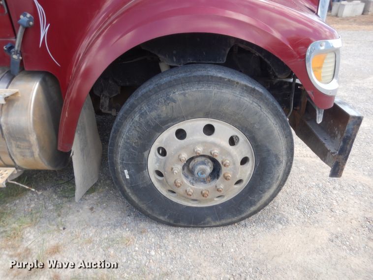 image for item HB9283 2006 International 9900i  semi truck