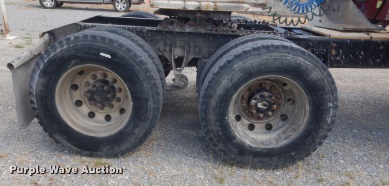 image for item HB9283 2006 International 9900i  semi truck