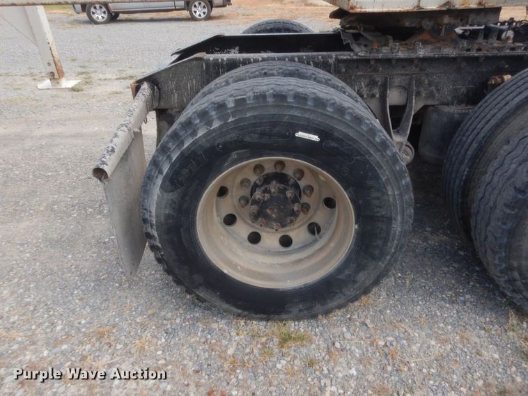 image for item HB9283 2006 International 9900i  semi truck