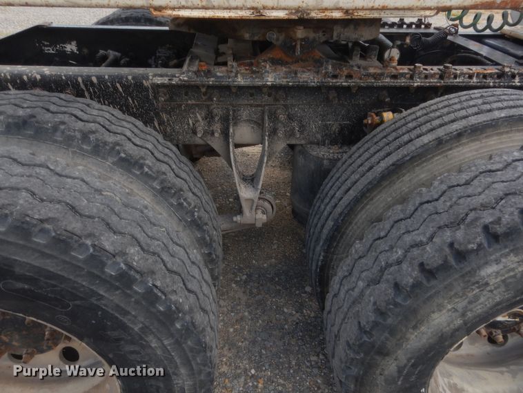 image for item HB9283 2006 International 9900i  semi truck