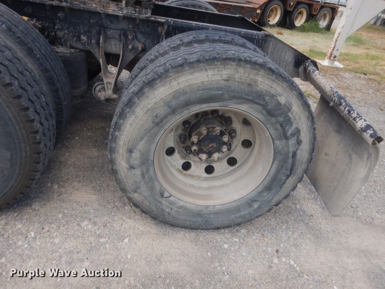 image for item HB9283 2006 International 9900i  semi truck