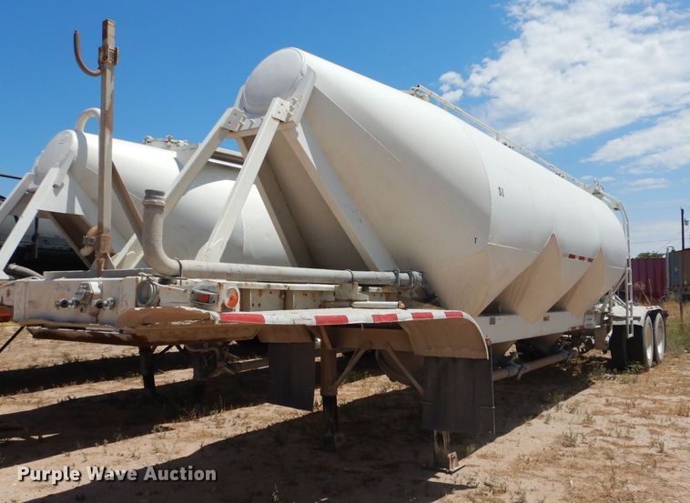 image for item HC9076 1983 Fruehauf HAB-FT-U pneumatic dry bulk trailer