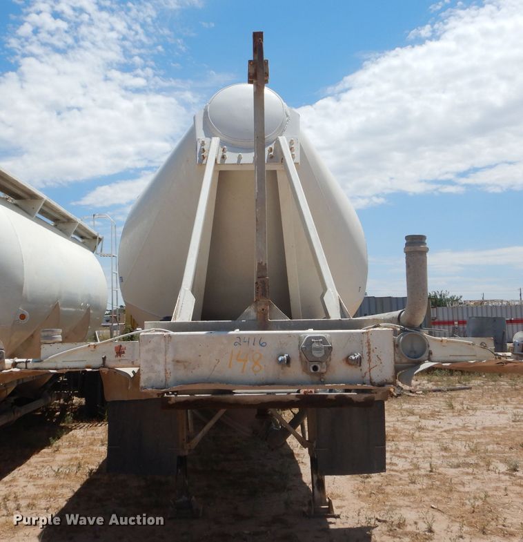 image for item HC9076 1983 Fruehauf HAB-FT-U pneumatic dry bulk trailer