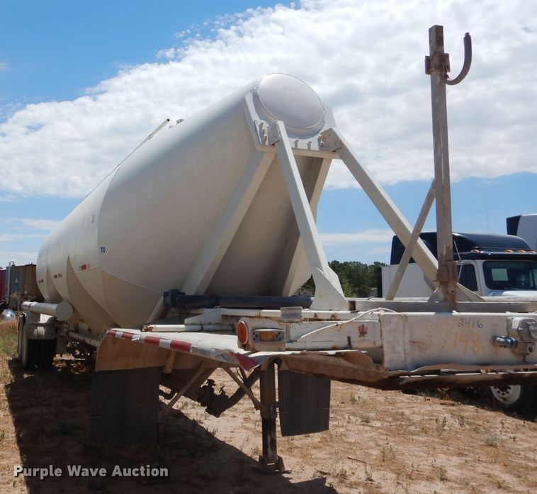 image for item HC9076 1983 Fruehauf HAB-FT-U pneumatic dry bulk trailer