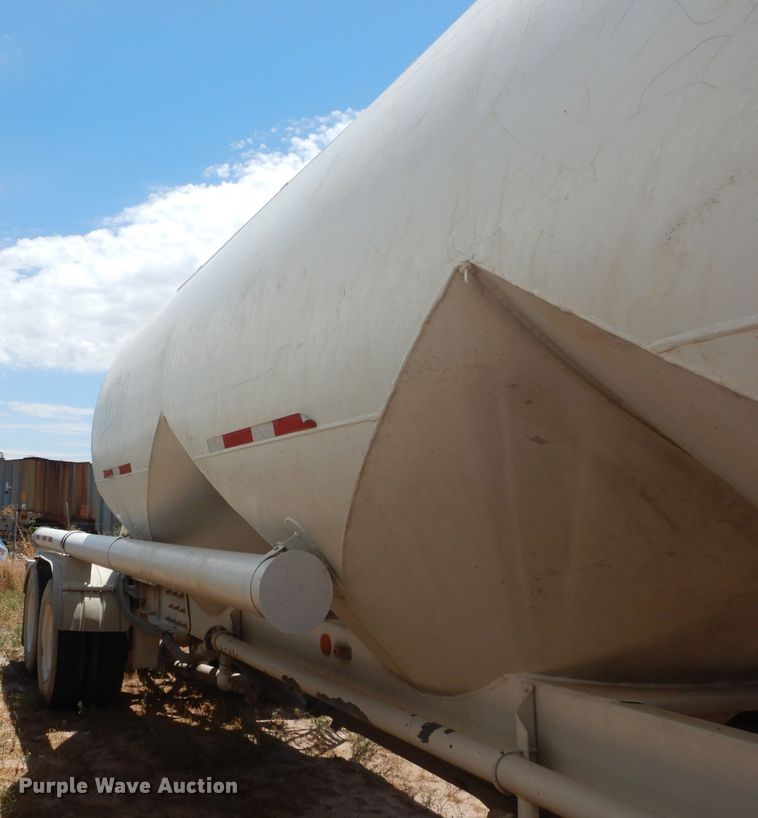 image for item HC9076 1983 Fruehauf HAB-FT-U pneumatic dry bulk trailer