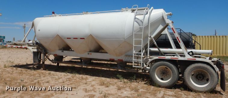 image for item HC9076 1983 Fruehauf HAB-FT-U pneumatic dry bulk trailer