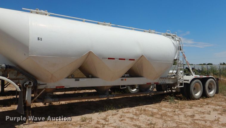 image for item HC9076 1983 Fruehauf HAB-FT-U pneumatic dry bulk trailer