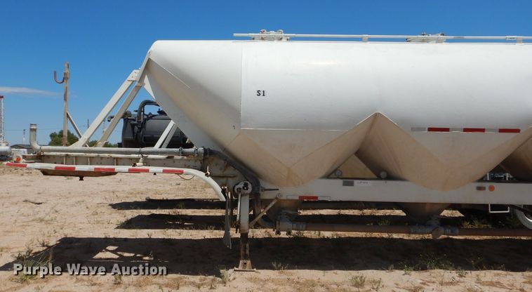 image for item HC9076 1983 Fruehauf HAB-FT-U pneumatic dry bulk trailer