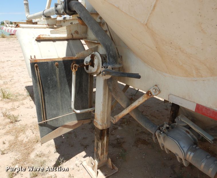 image for item HC9076 1983 Fruehauf HAB-FT-U pneumatic dry bulk trailer