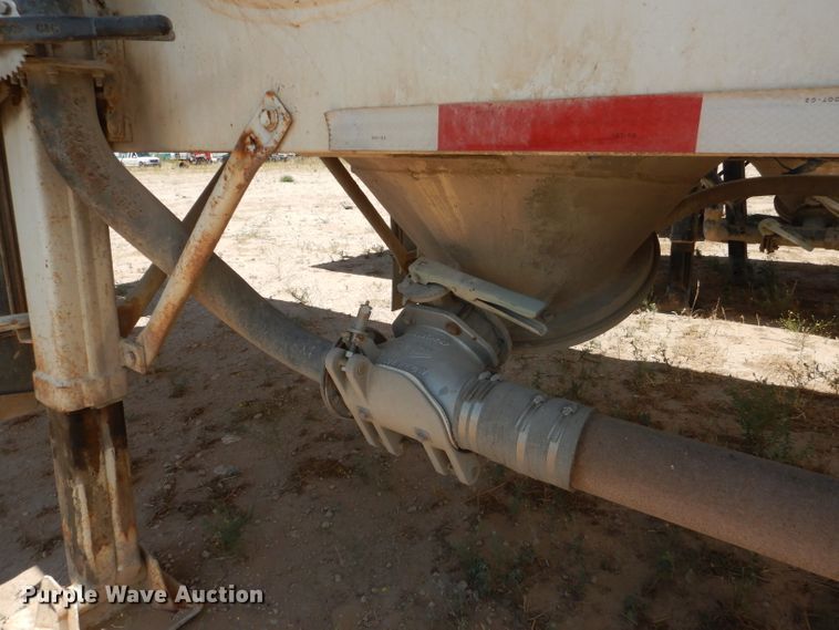 image for item HC9076 1983 Fruehauf HAB-FT-U pneumatic dry bulk trailer