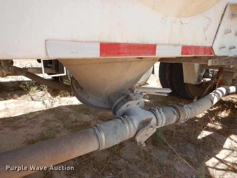 image for item HC9076 1983 Fruehauf HAB-FT-U pneumatic dry bulk trailer