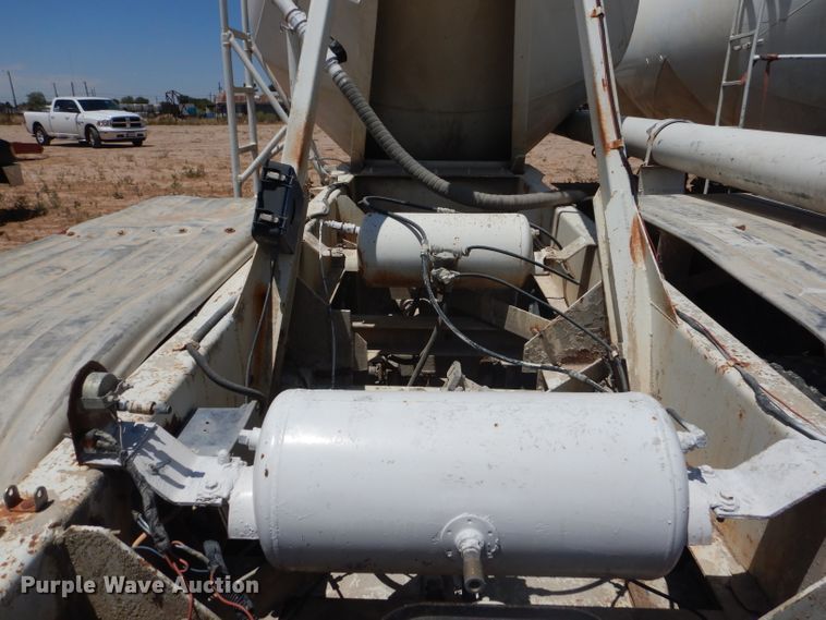 image for item HC9076 1983 Fruehauf HAB-FT-U pneumatic dry bulk trailer