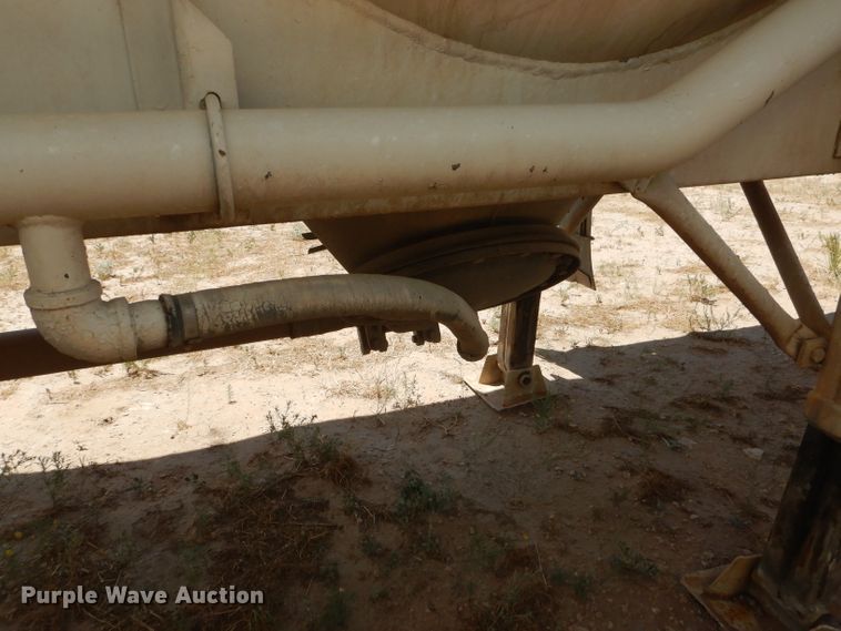 image for item HC9076 1983 Fruehauf HAB-FT-U pneumatic dry bulk trailer