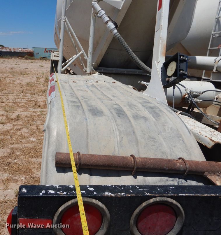 image for item HC9076 1983 Fruehauf HAB-FT-U pneumatic dry bulk trailer