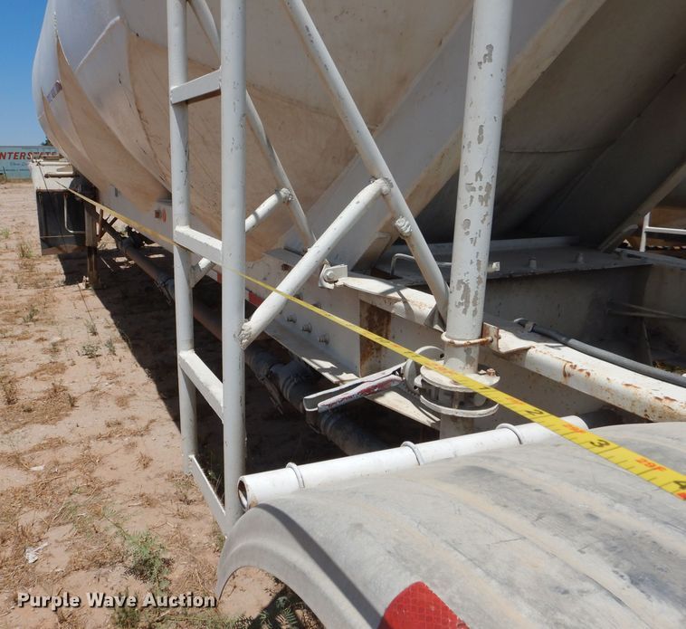 image for item HC9076 1983 Fruehauf HAB-FT-U pneumatic dry bulk trailer