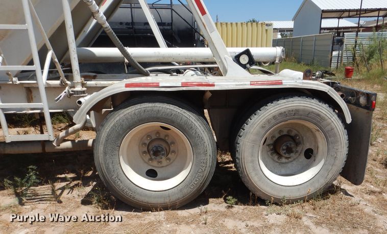 image for item HC9076 1983 Fruehauf HAB-FT-U pneumatic dry bulk trailer