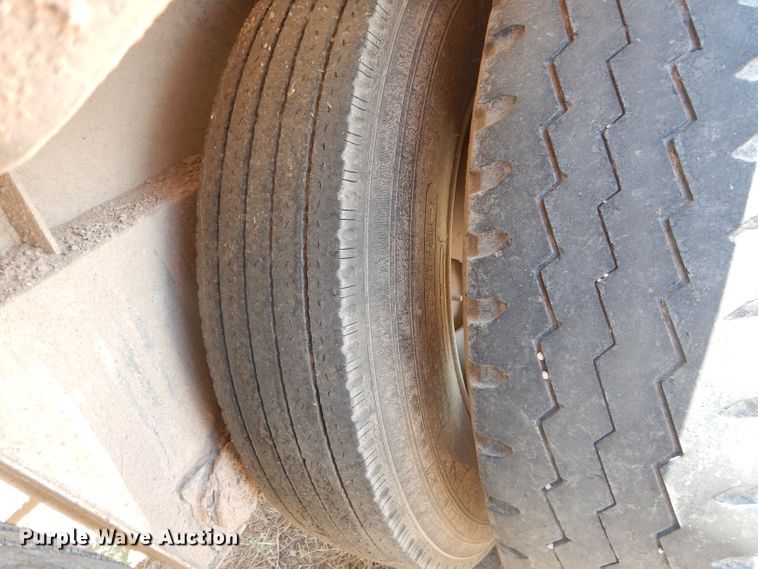 image for item HC9076 1983 Fruehauf HAB-FT-U pneumatic dry bulk trailer