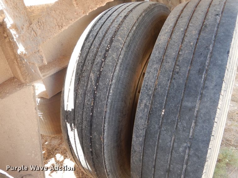 image for item HC9076 1983 Fruehauf HAB-FT-U pneumatic dry bulk trailer