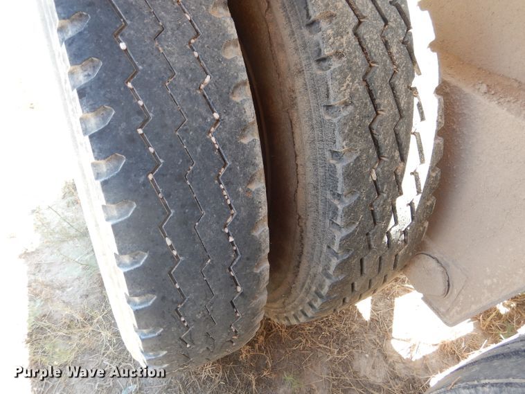 image for item HC9076 1983 Fruehauf HAB-FT-U pneumatic dry bulk trailer