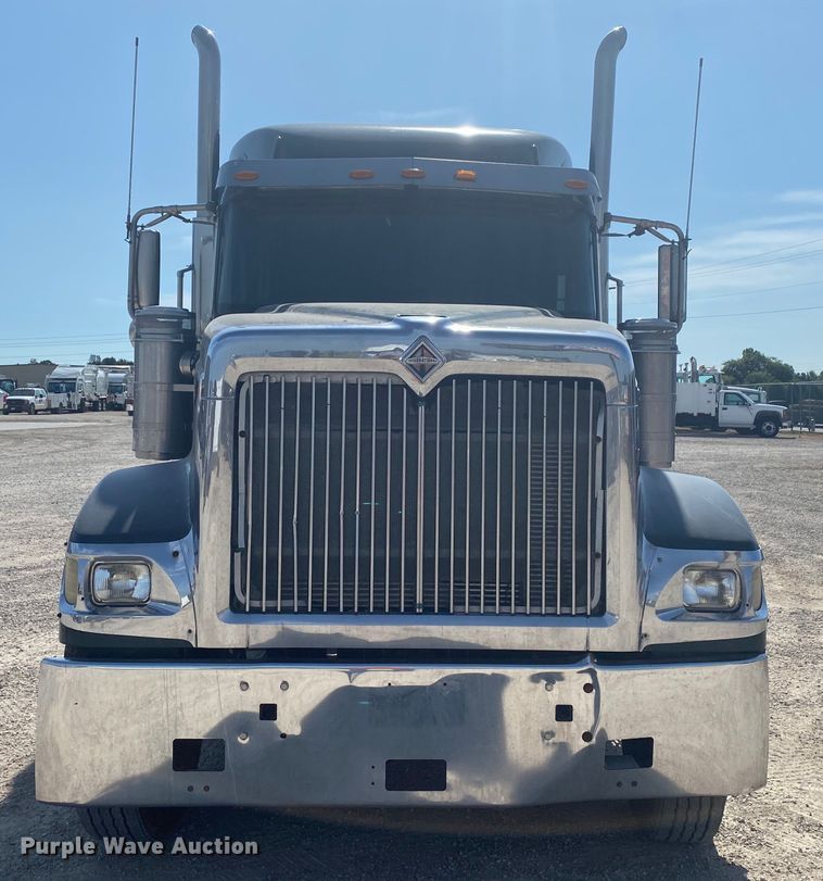 image for item HG9121 2003 International 9900i  semi truck