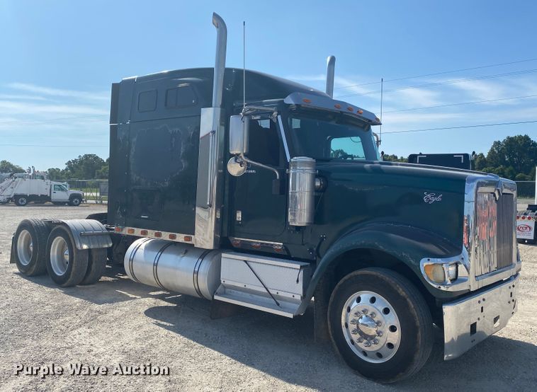 image for item HG9121 2003 International 9900i  semi truck