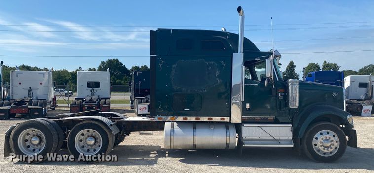 image for item HG9121 2003 International 9900i  semi truck