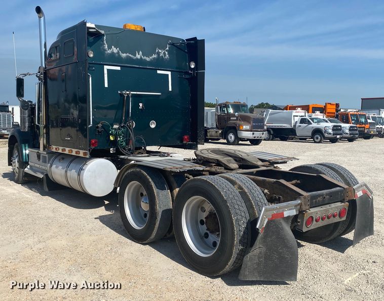 image for item HG9121 2003 International 9900i  semi truck