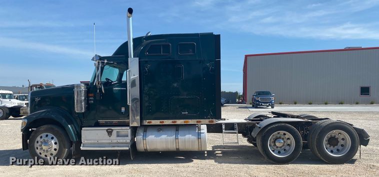 image for item HG9121 2003 International 9900i  semi truck
