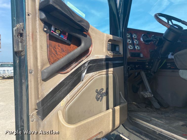 image for item HG9121 2003 International 9900i  semi truck