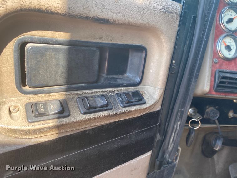 image for item HG9121 2003 International 9900i  semi truck