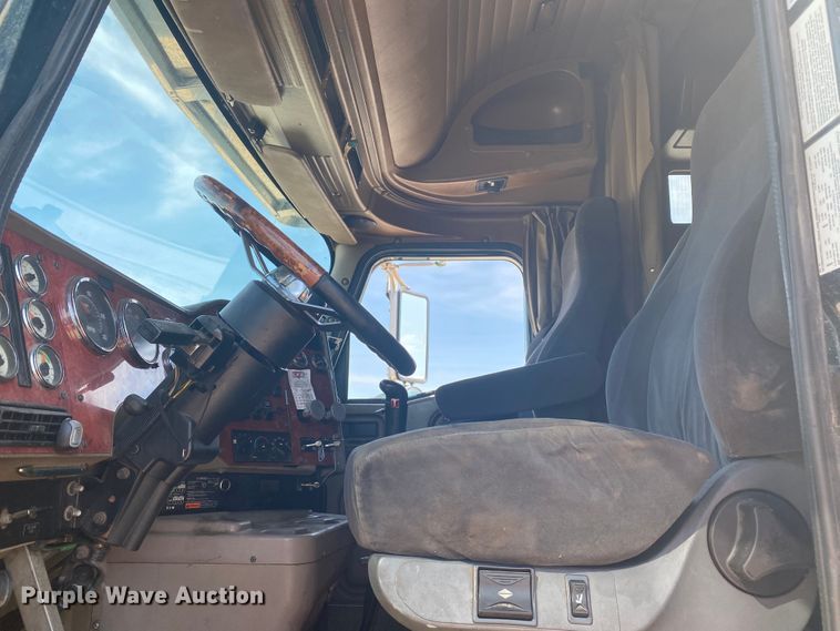 image for item HG9121 2003 International 9900i  semi truck