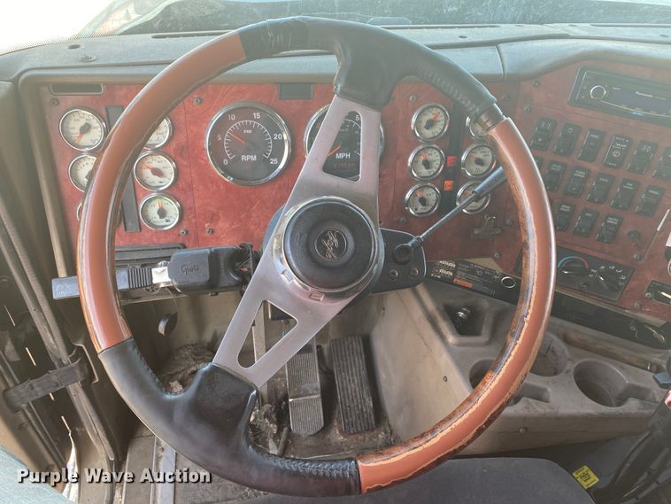 image for item HG9121 2003 International 9900i  semi truck