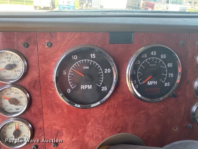 image for item HG9121 2003 International 9900i  semi truck