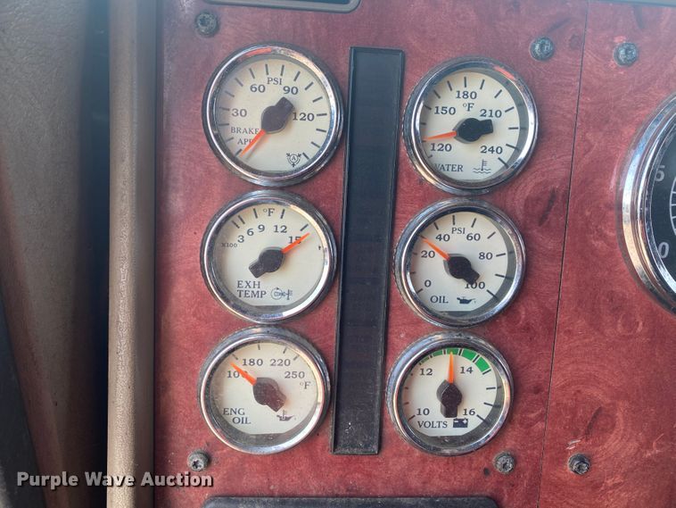 image for item HG9121 2003 International 9900i  semi truck