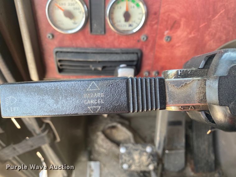 image for item HG9121 2003 International 9900i  semi truck