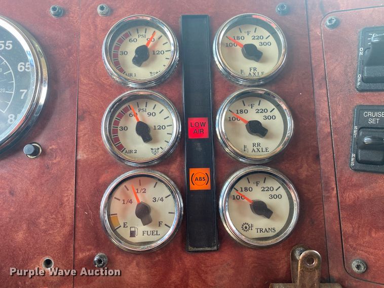 image for item HG9121 2003 International 9900i  semi truck